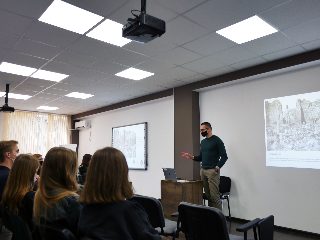 08.10.2020 в межах осінньої школи міжнародного права керівником центру Юрієм Капаруліним проведено заняття на тему: «Злочин геноциду: історія винайдення та імплементації до норм міжнародного права» для студентів 1-3 курсів.