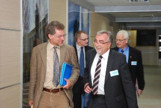 Tilmann Reuther - Professor of Alpen-Adria-Universitaet, Klagenfurt (Austria), Heinrich C. Mayr - O.Univ.-Prof. Dr. Dr.h.c., rector of Alpen-Adria-Universitaet, Klagenfurt (Austria), Шарабуряк А.А. - керівник відділу міжнародних зв’язків ХДУ, Співаковський О.В. - доктор педагогічних наук професор, проректор ХДУ, голова оргкомітету конференції.