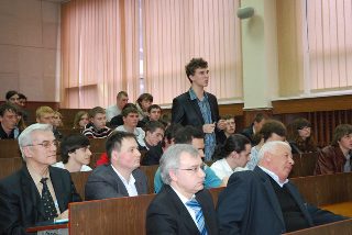 Обговорення доповіді пленарного засідання. Питання задає студент ХДУ спеціальності інформатика Кнор П.