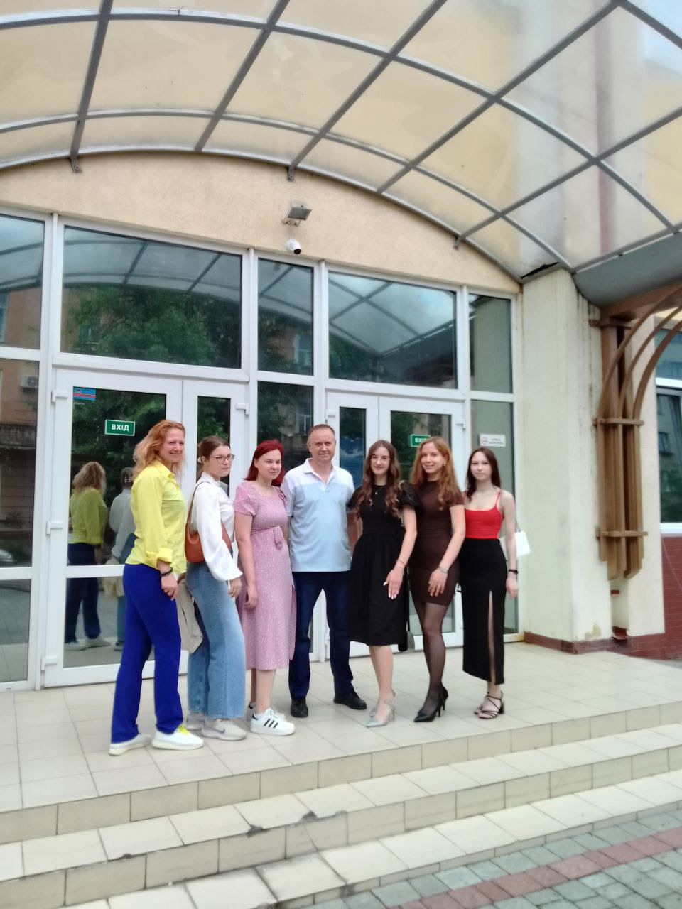 Шановні випускники! Вітаємо вас із визначною подією — врученням дипломів бакалаврів!