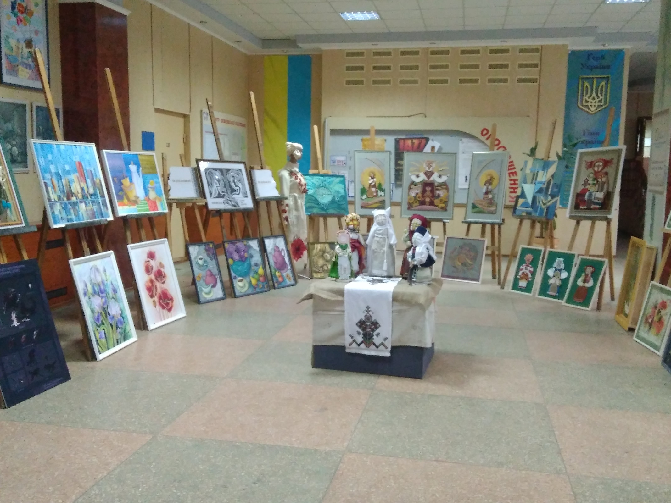 У холі головного корпусу ХДУ відбулось відкриття традиційної виставки випускних та творчих…
