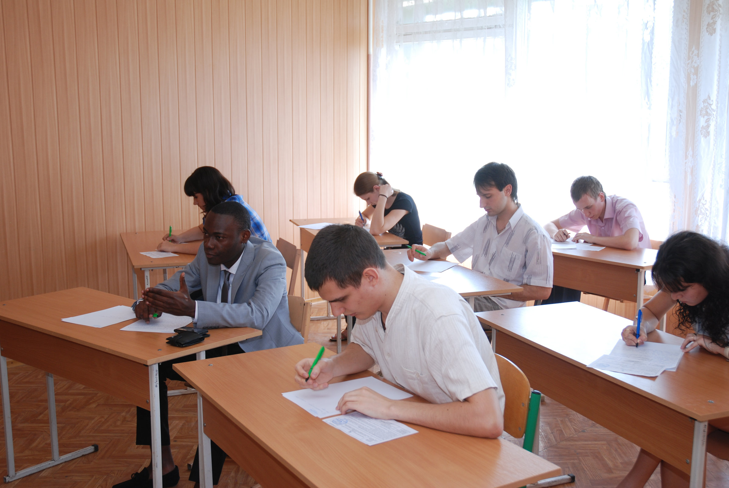 Перші іноземні студенти-випускники Херсонського державного університету здають державні іс…