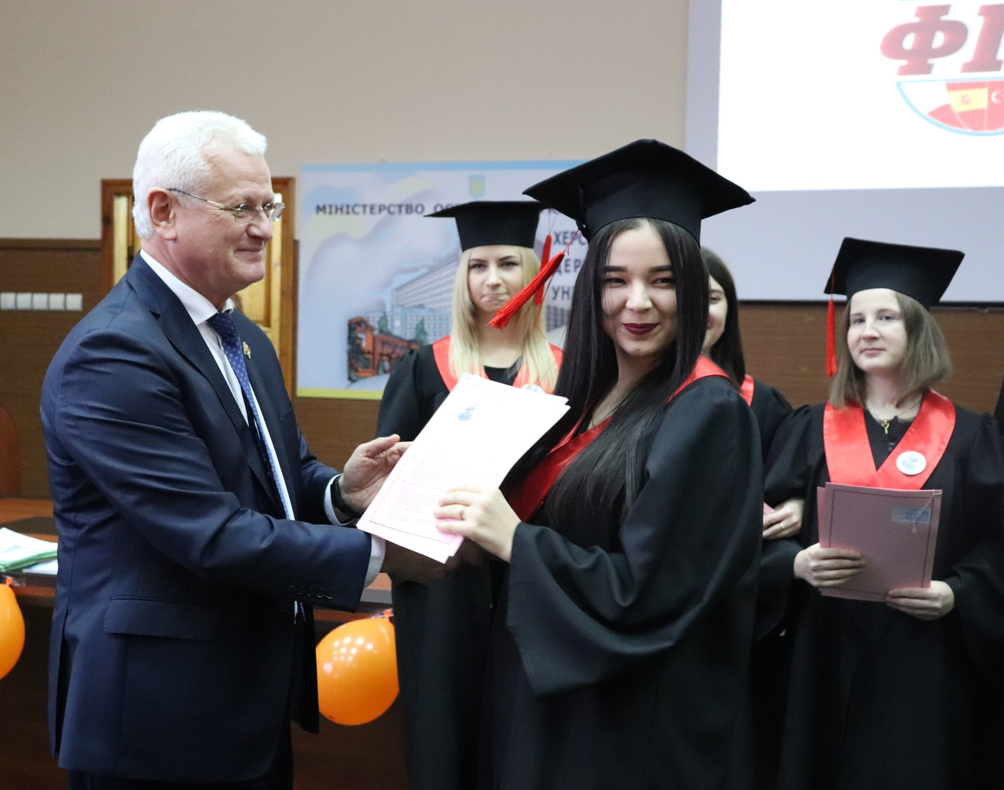 Магістрам ХДУ вручили дипломи
