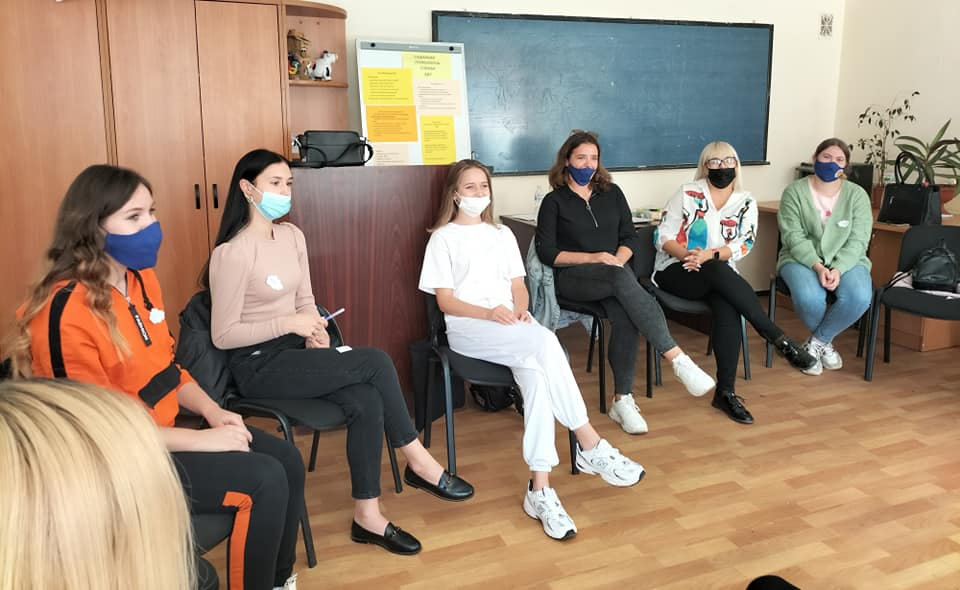 "Самопрезентація: як справити перше враження"