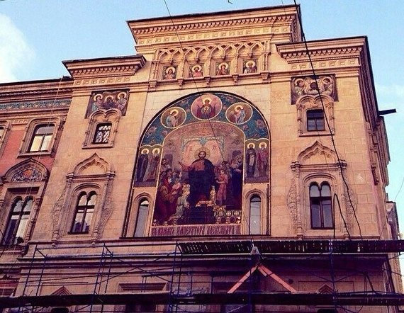На фасаде Санкт-Петербургского университета кино и телевидения под слоем краски обнаружено…