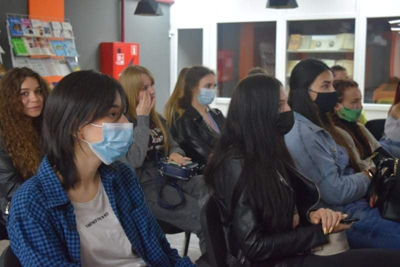 Студентів та викладачів ХДУ навчали секретам комунікації від нуля