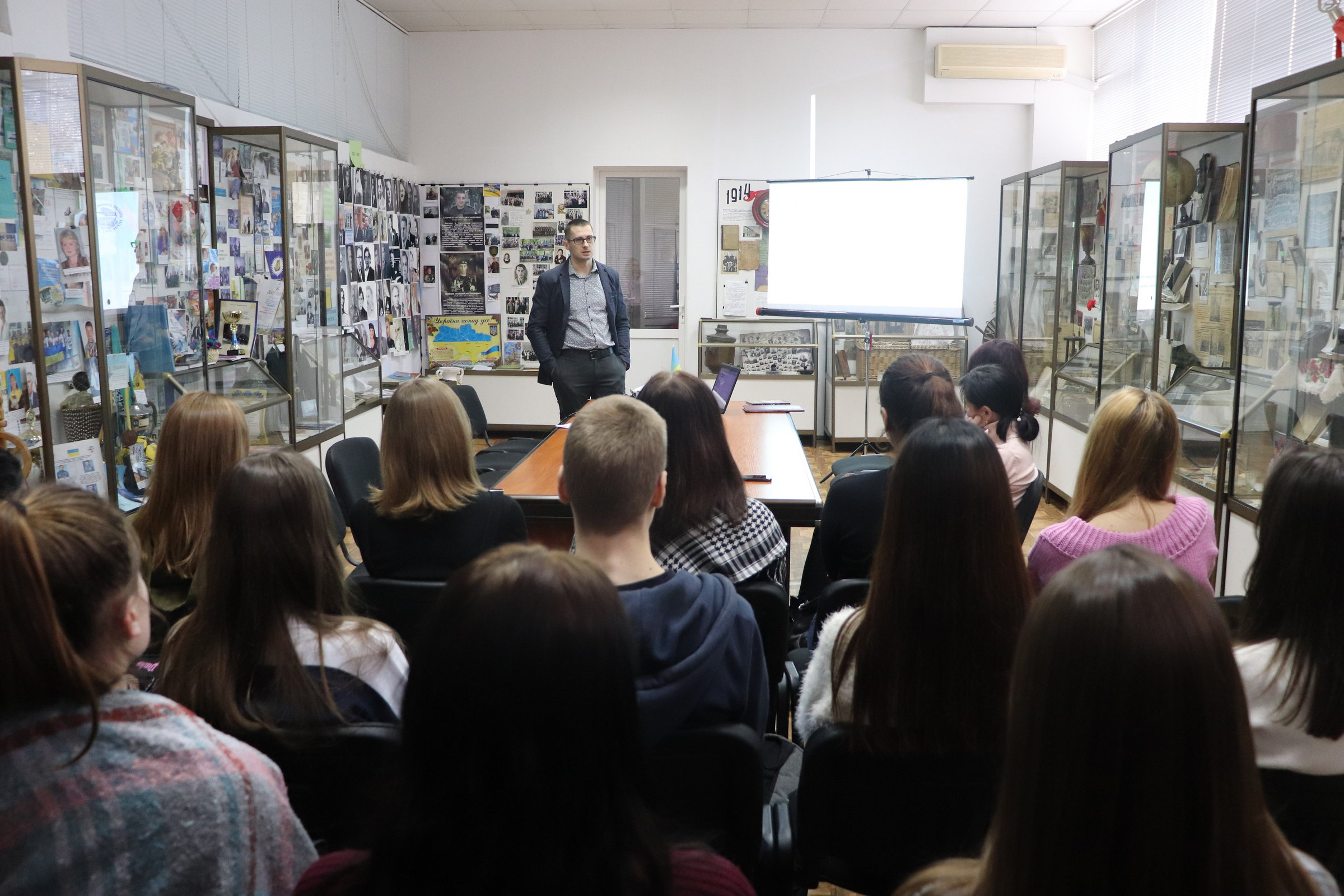Свіча Голокосту не згасне: студентам університету розповіли про пам’ятний день