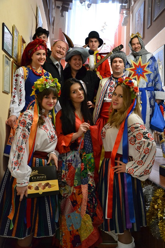 Студенти та викладачі факультету культури і мистецтв привітали професорсько-викладацький с…