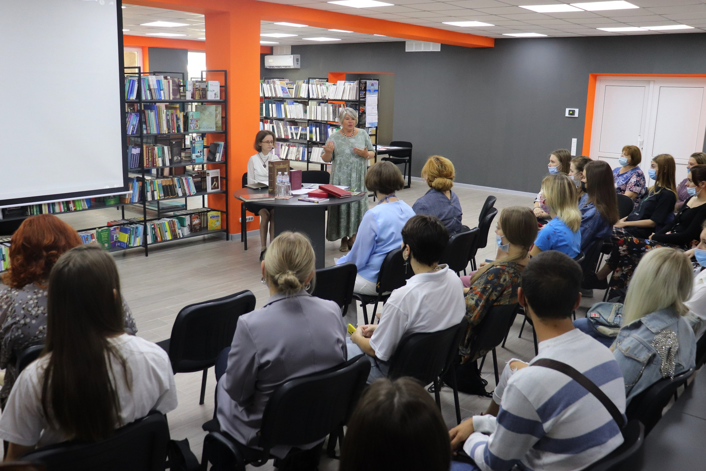 У ХДУ презентували цінні факсимільні видання часів Київської Русі