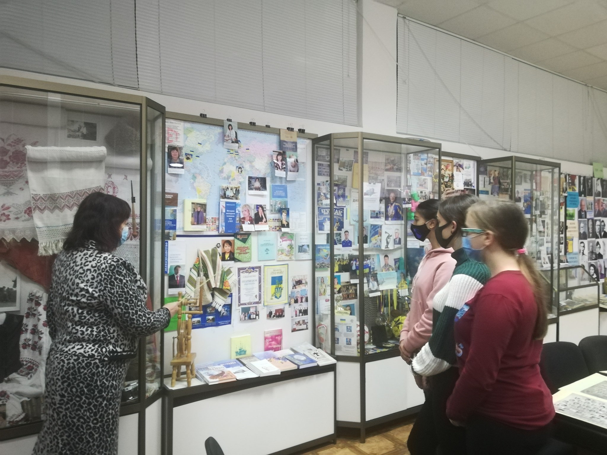 Юні школярі-краєзнавці завітали до музею ХДУ