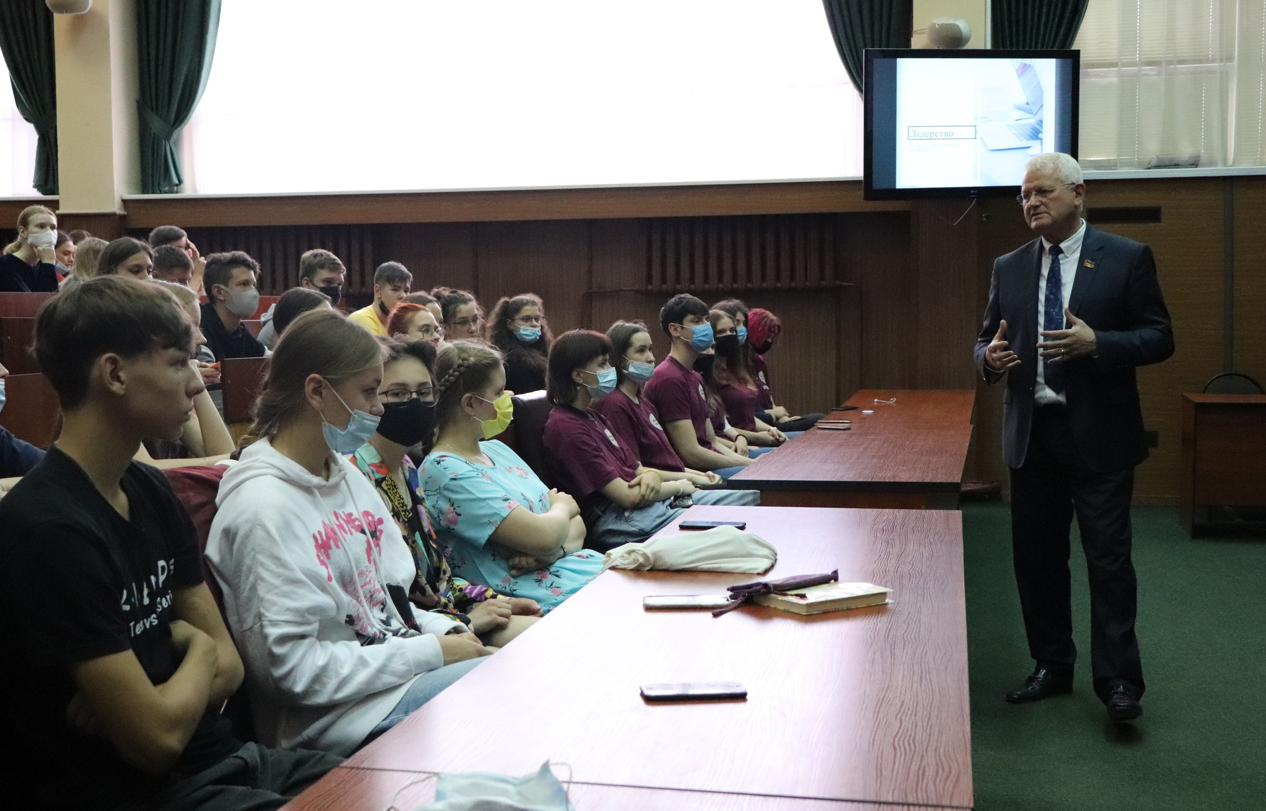 Ректор ХДУ Олександр Співаковський поділився теорією лідерства з учасниками лінгвістичної школи