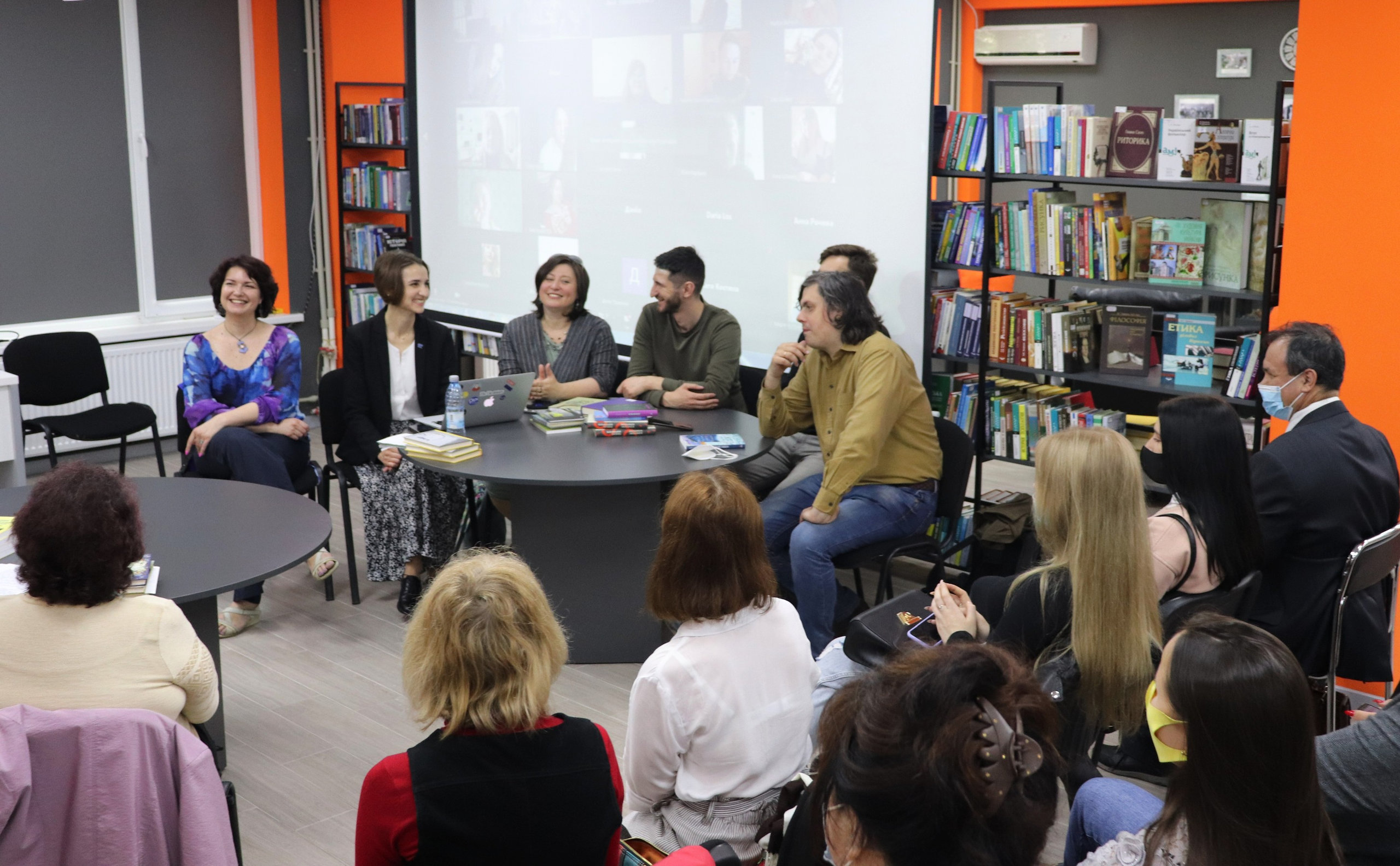 Студенти ХДУ зустрілися з сучасними українськими письменниками