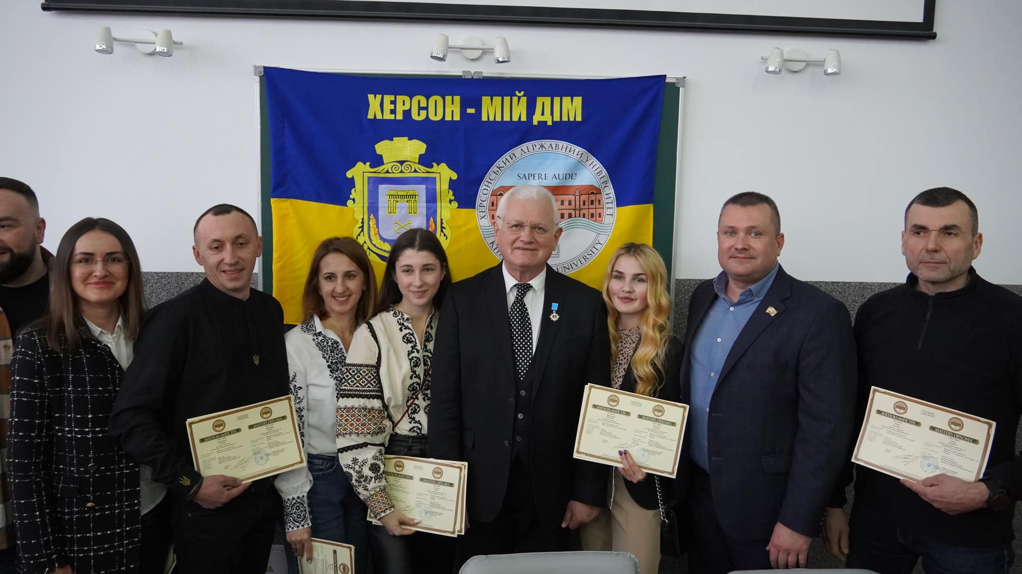 Магістрам вручили дипломи про освіту