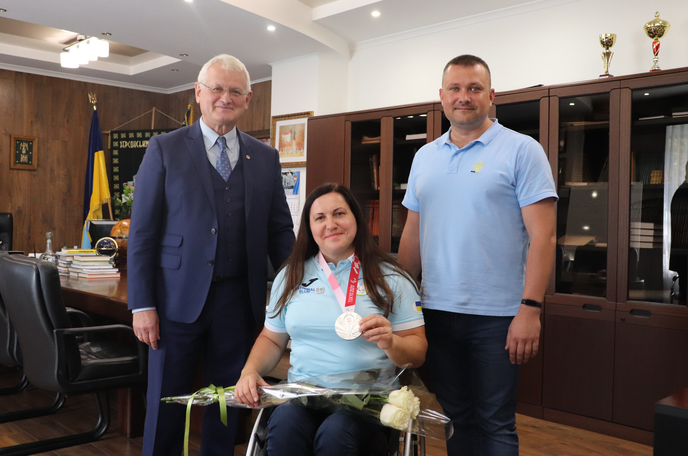 Срібна призерка Паралімпійських ігор-2020 Яна Лебєдєва зустрілася з ректором ХДУ Олександром Співаковським