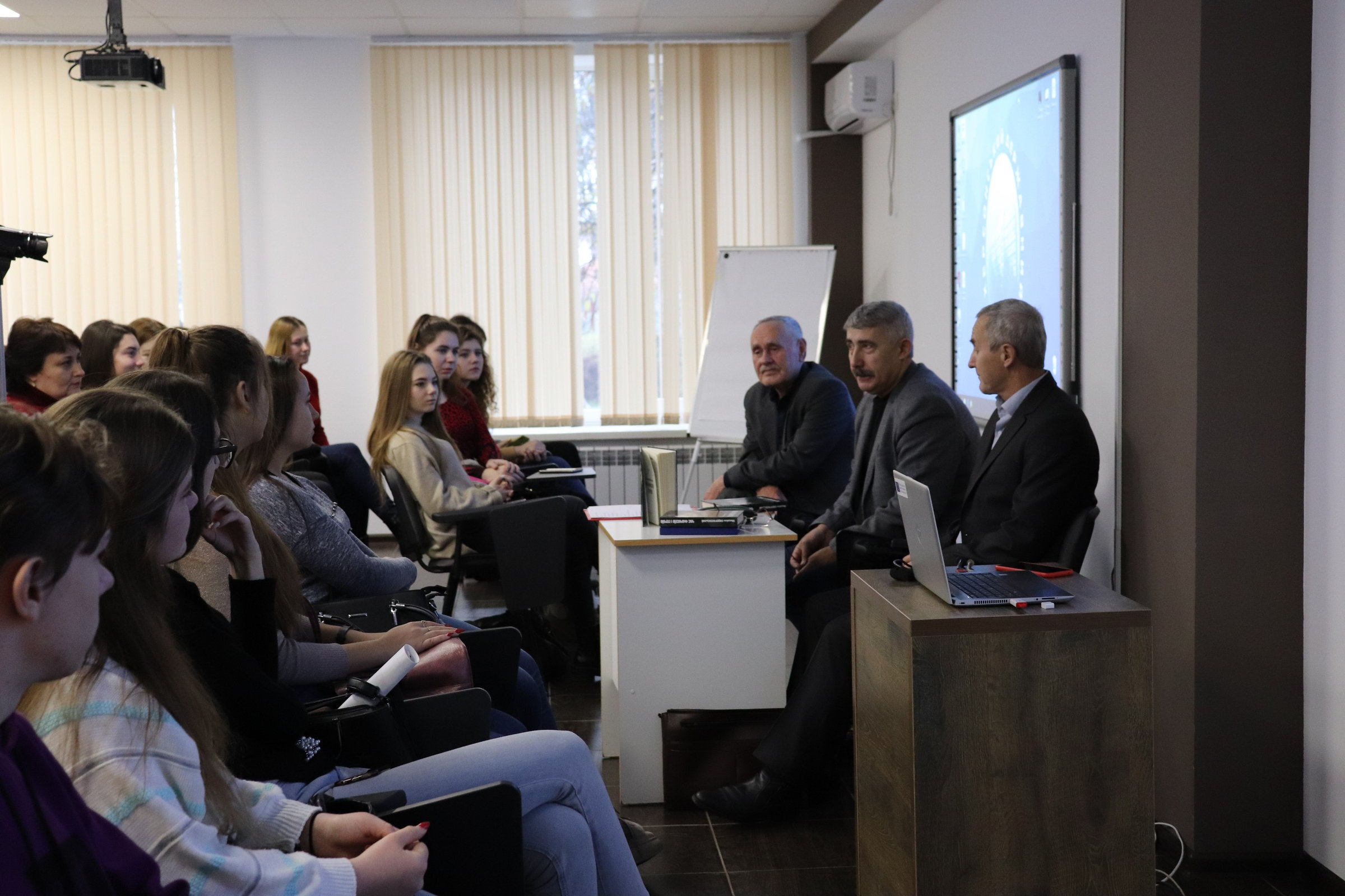 Студенти ХДУ зустілися з головою Національної спілки письменників України
