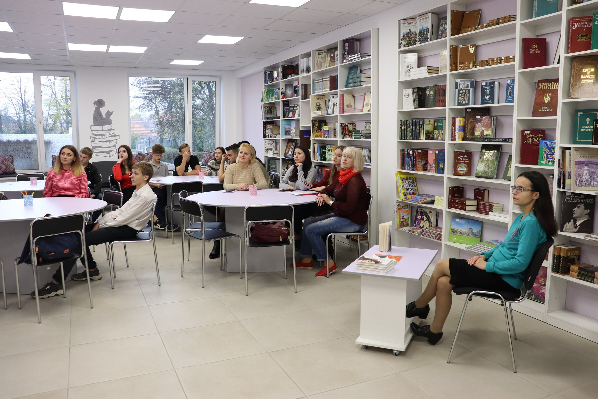 До ХДУ завітала випускниця університету, авторка твору про булінг