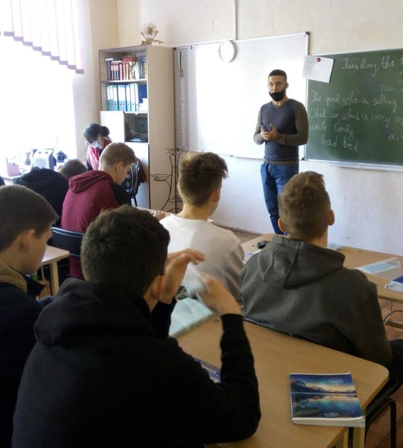 Викладач ХДУ провів лекцію для учнів ліцею журналістики