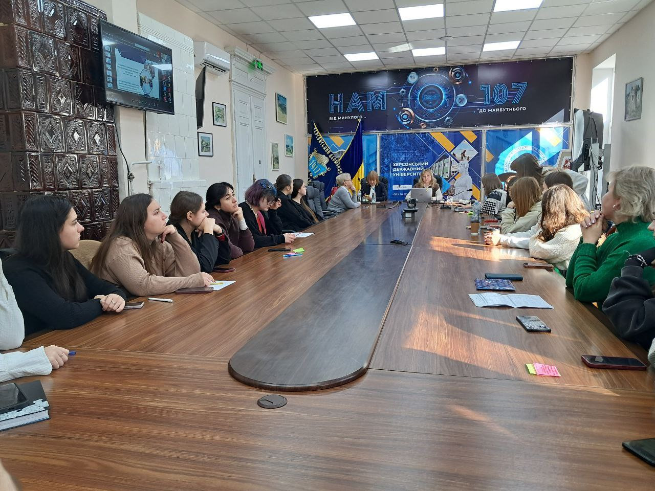 Здобувачі ХДУ та КНУ відвідали лекцію про навчання у початковій школі