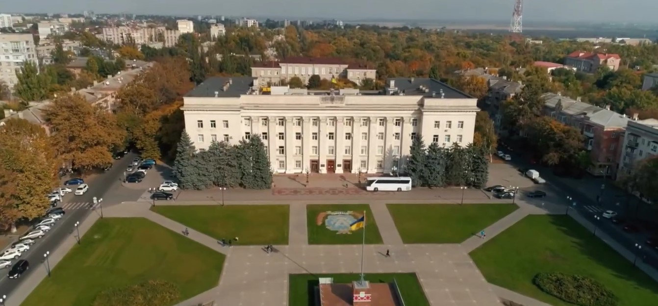 Співробітник ХДУ за допомогою АІ написав пісню про відновлення Херсона