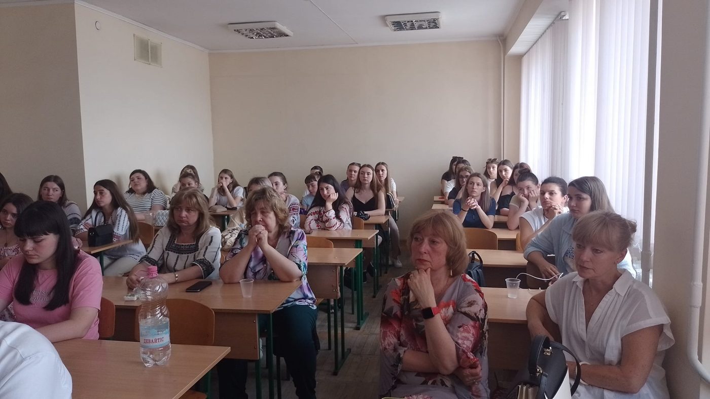 Студенти та викладачі педагогічного факультету ХДУ поділилися спогадами про життя в тимчасовій окупації з колегами з Прикарпаття