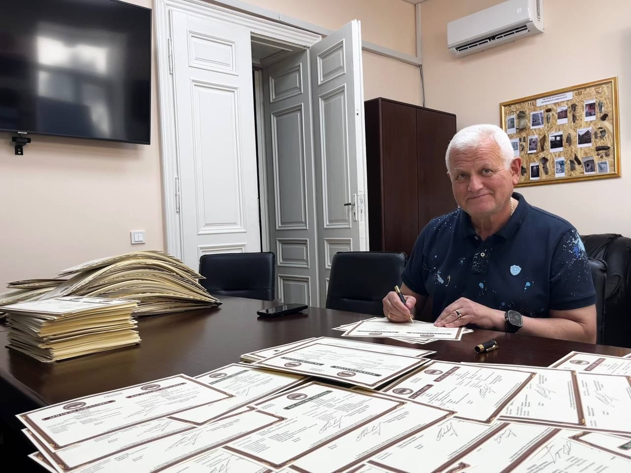 Ректор ХДУ підписав дипломи здобувачам освіти