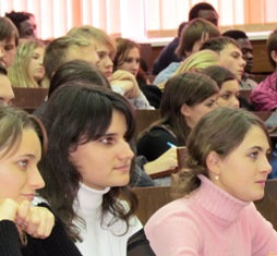 Письменник Микола Василенко презентував студентам ХДУ свою нову книгу Автор презентував св…