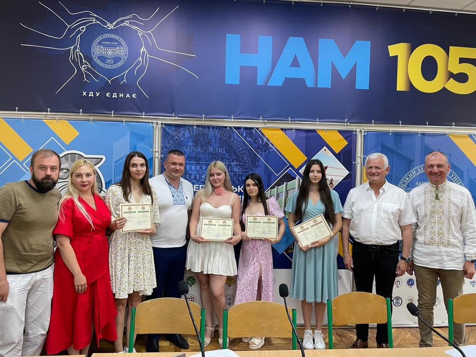 Святкове вручення дипломів випускникам Херсонського університету: теплі привітання та незабутні моменти