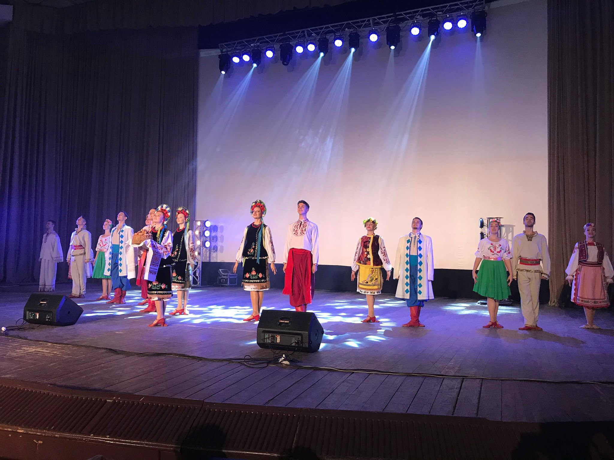Викладачі та студенти ХДУ привітали освітян