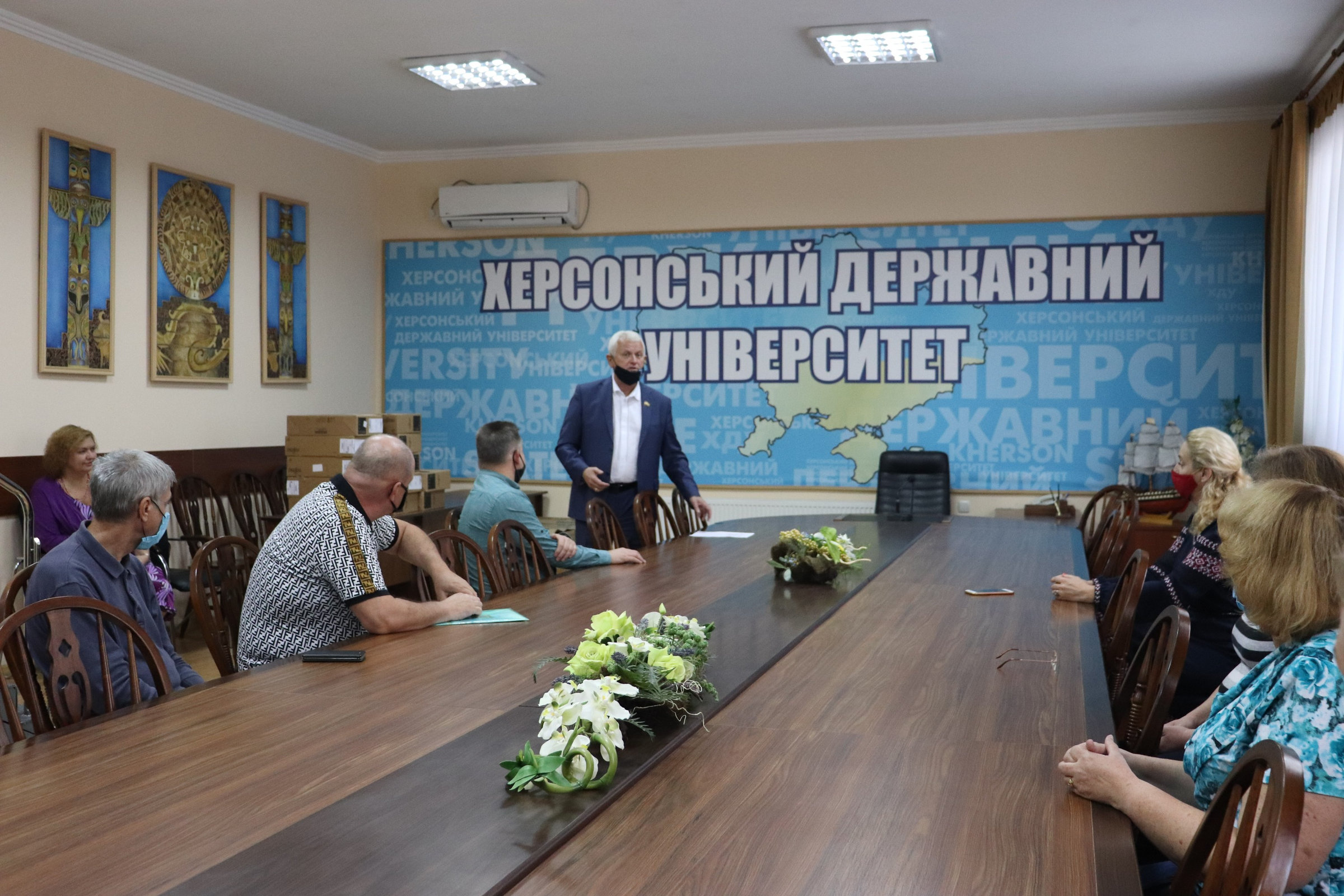 Ректор ХДУ Олександр Співаковський вручив оргтехніку структурним підрозділам університету