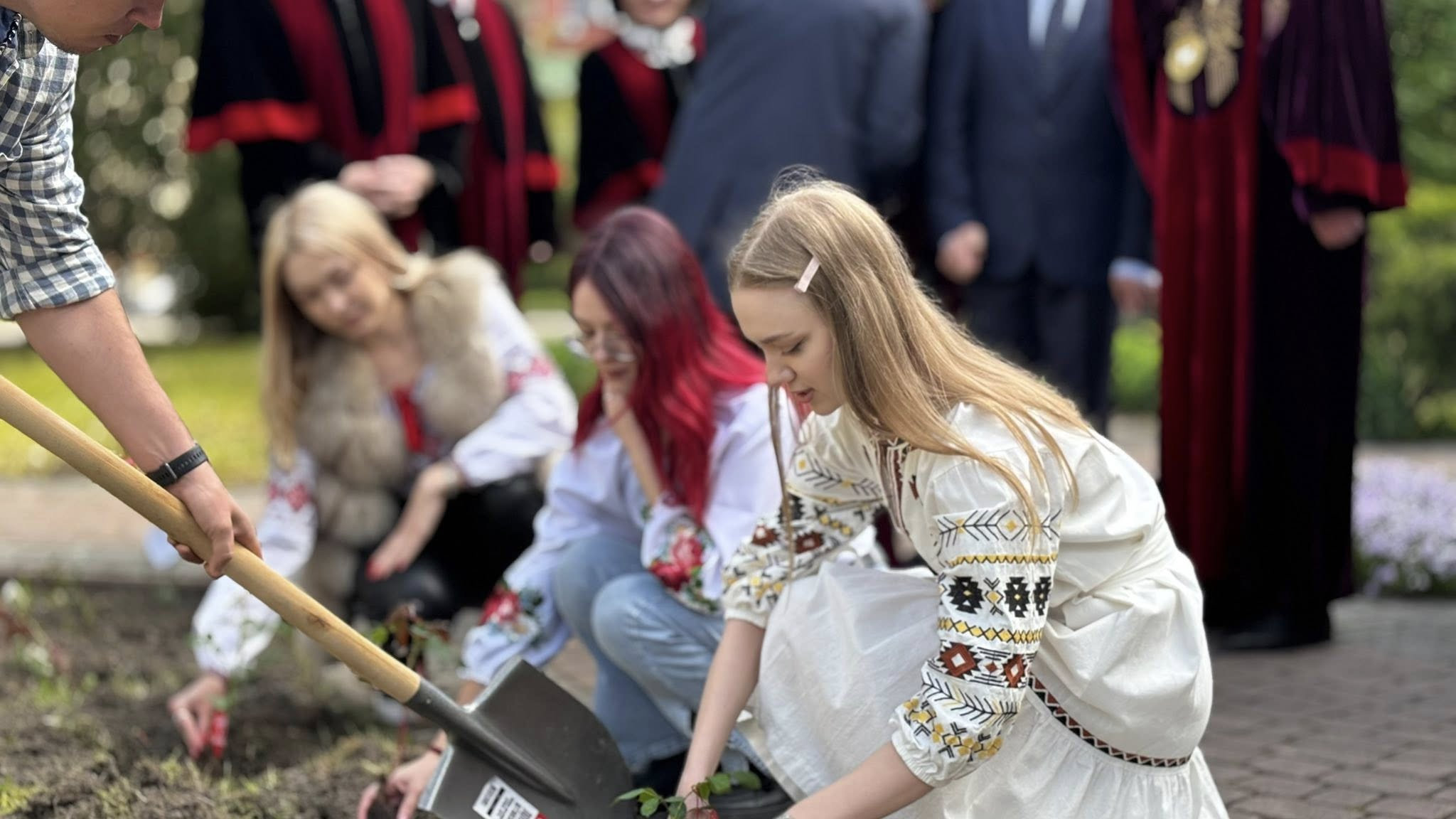 З Херсона — з любов’ю: троянди до 85-річчя Прикарпатський Національний Університет Ім.В.Стефаника!