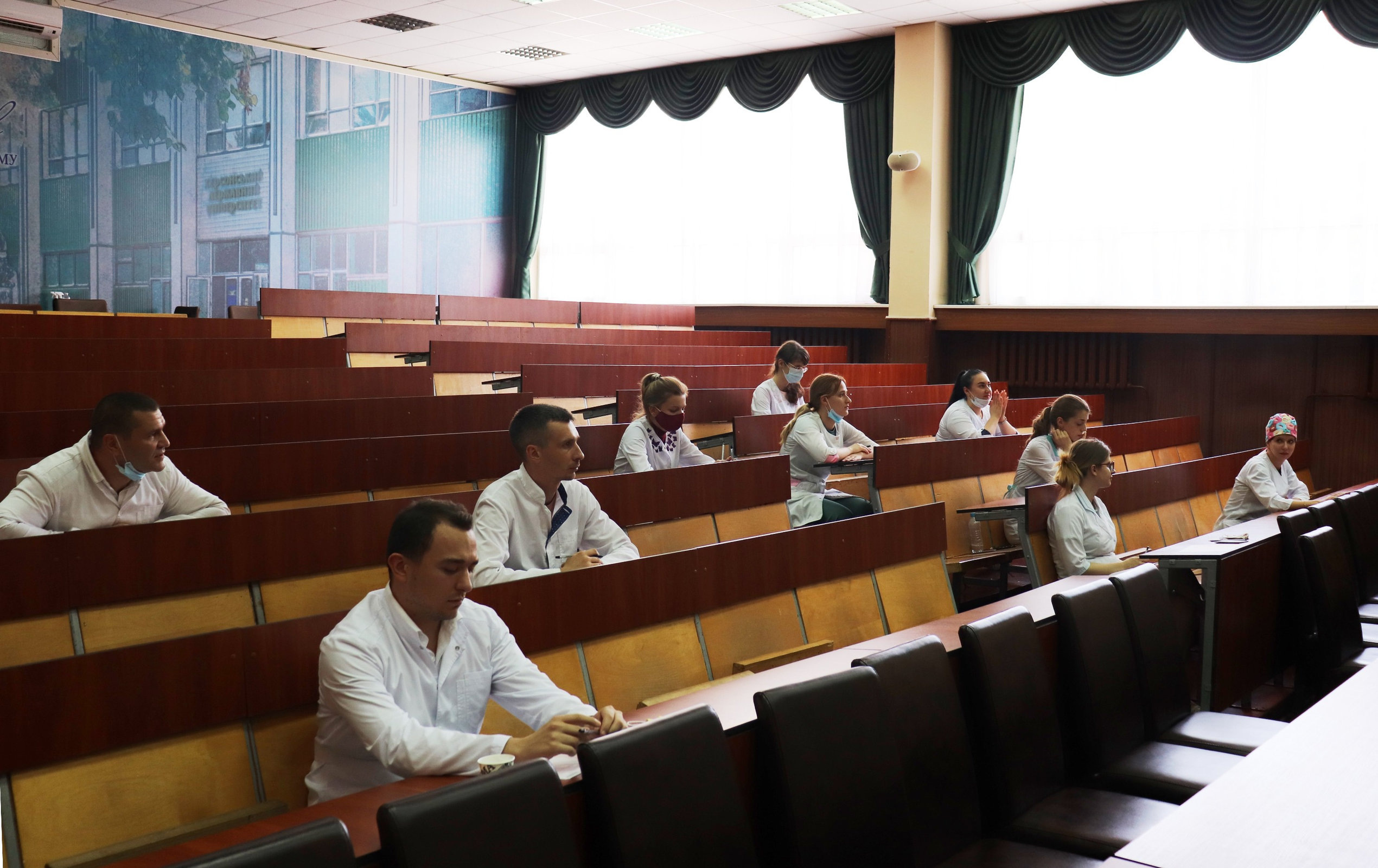 Студенти медичного факультету проходять іспит КРОК1